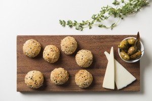 מגש כדורי זית וגבינה