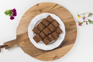 קוביות בראוניז ואגוזים